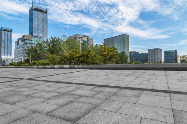 istock Empty pavement front of modern office buildings 913271530
