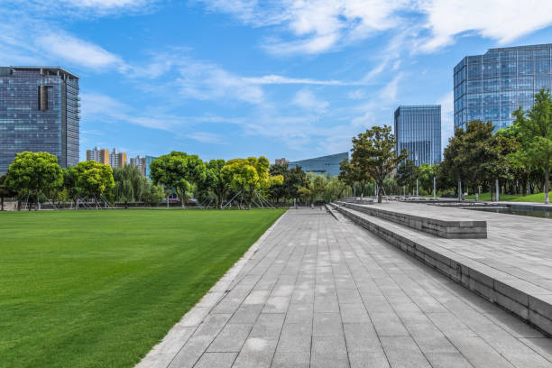 istock Empty pavement front of modern office buildings 913271610