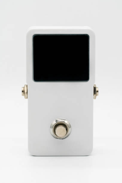 흰색 배경에 고립 된 큰 led 스크린 디스플레이와 기타 페달 효과, strompbox, 화이트 - guitar photographic effects guitar pedal amplifier 뉴스 사진 이미지