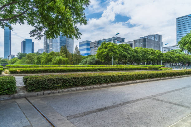 istock Clean asphalt road with city skyline background 913274766