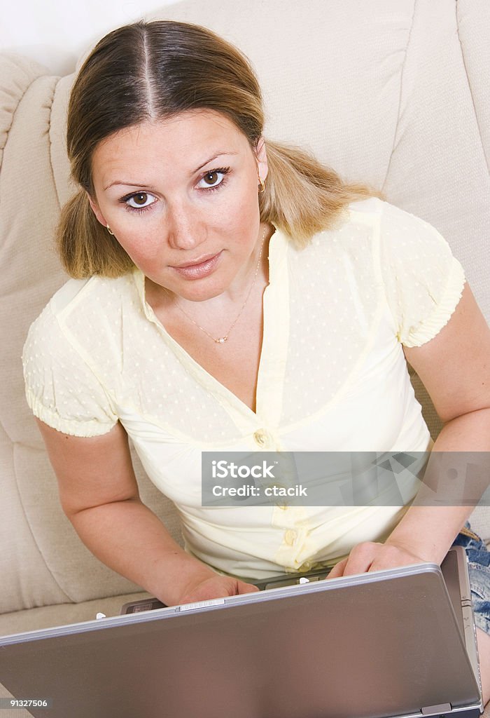 Mujer joven y su computadora portátil - Foto de stock de Acogedor libre de derechos