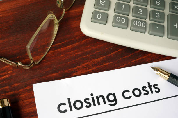 istock Paper with words closing costs on a wooden background. 913275762