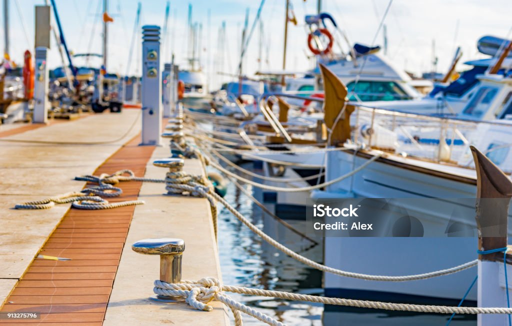 Iates ancorados no porto em Porto Colom, na ilha de Maiorca, Espanha - Foto de stock de Veículo Aquático royalty-free