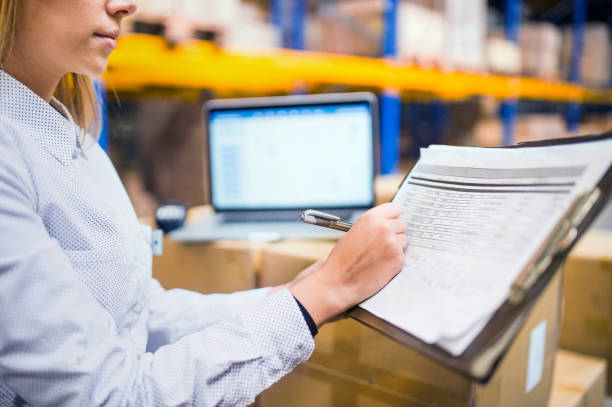 istock Woman warehouse worker or supervisor with clipboard. 913276074