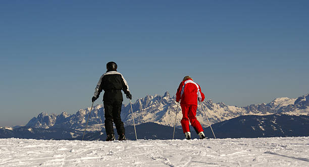 partenaires de ski - people group of people friendship salzburg photos et images de collection