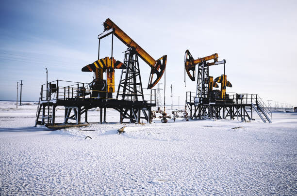 piattaforma petrolifera, inverno sulla neve, pompa dell'olio - isola di sakhalin foto e immagini stock