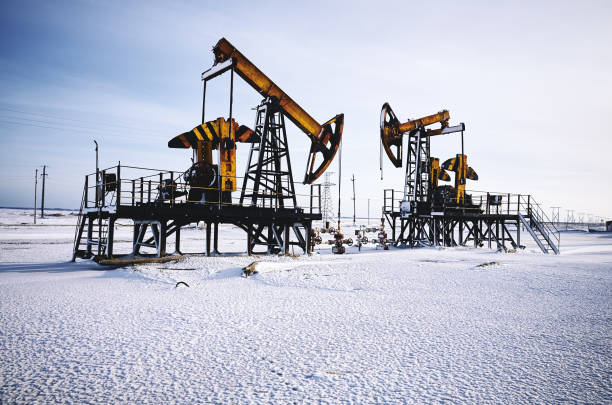 石油リグ、冬の雪、油ポンプ - oil industry oil oil rig oil pump ストックフォトと画像
