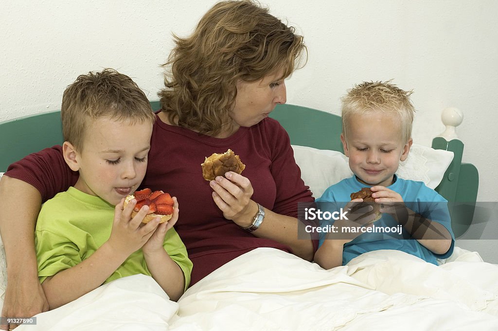 Mangiare un panino all'uva passa - Foto stock royalty-free di Bambino