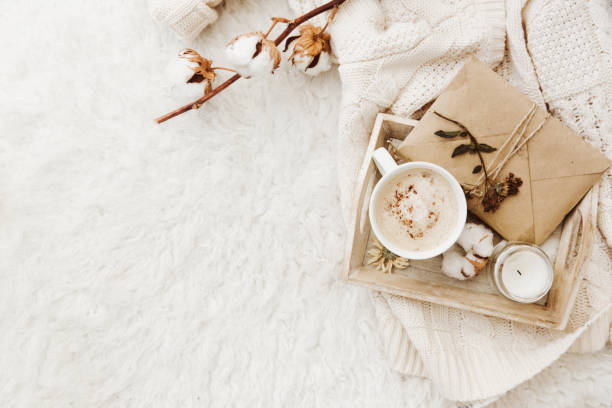sfondo accogliente invernale con tazza di caffè, maglione caldo e vecchie lettere - glove winter wool touching foto e immagini stock