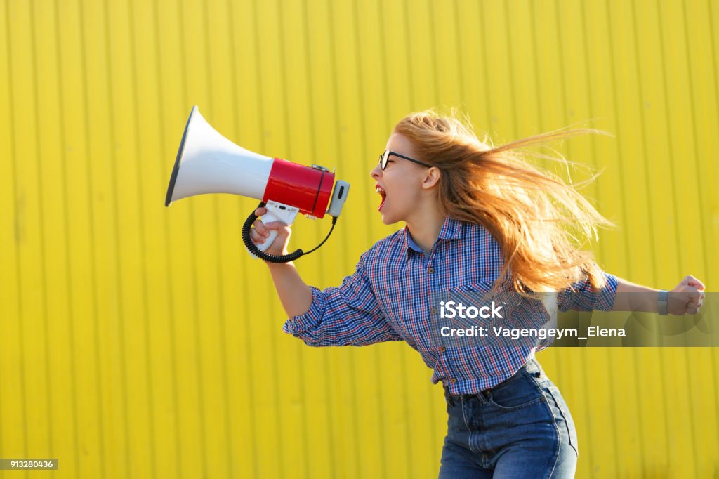 Mädchen-Aktivist schreit in Lautsprecher - Lizenzfrei Megafon Stock-Foto