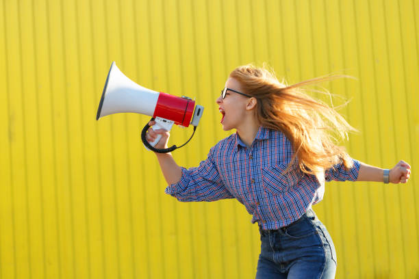 dziewczyna działacz krzyczy w głośniku - presenter young adult women marketing zdjęcia i obrazy z banku zdjęć