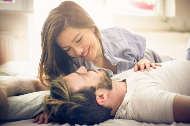 istock Couple and tenders. 913280464