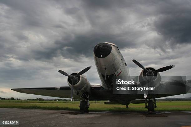 Photo libre de droit de Vintage Douglas Dc3 Sur Le Sol 02 banque d'images et plus d'images libres de droit de Avion - Avion, Douglas - Arizona, Douglas - Strathclyde