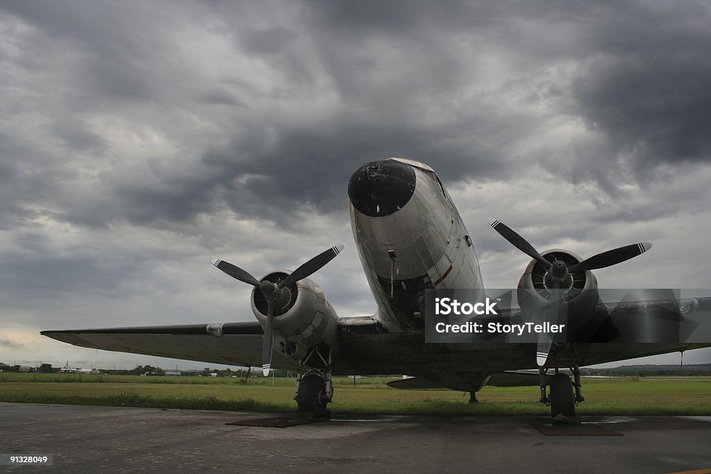 Vintage Douglas DC3 na ziemi 02 - Zbiór zdjęć royalty-free (Samolot)