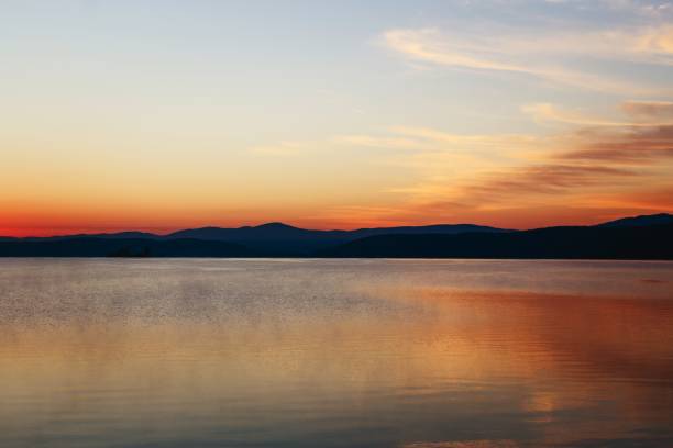 istock the pre-dawn hours on the lake 913283304