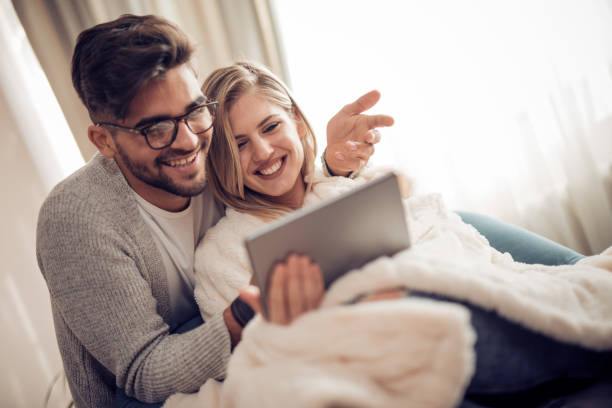 istock Couple relaxing at home 913283356