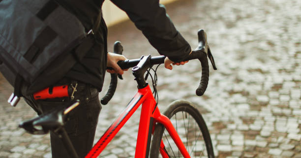 istock Bicycle messenger: commuter with road bicycle in the city 913288668