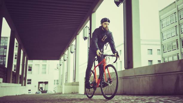 istock Bicycle messenger: commuter with road bicycle in the city 913288690