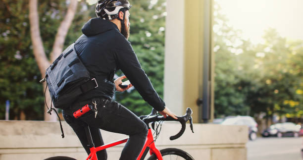 istock Bicycle messenger: commuter with road bicycle in the city 913288722