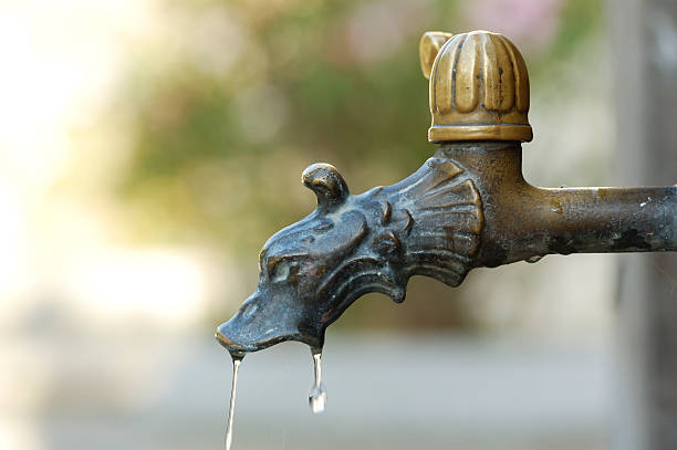 kapající kohoutek - bronz slitina fotky - stock snímky, obrázky a fotky