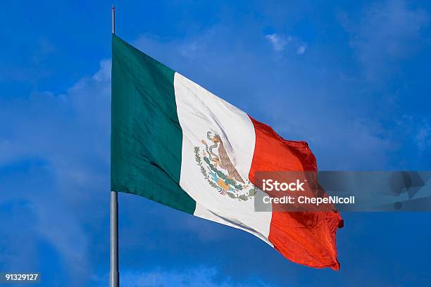 Big Bandera Mexicana Foto de stock y más banco de imágenes de Bandera - Bandera, Blanco - Color, Cielo