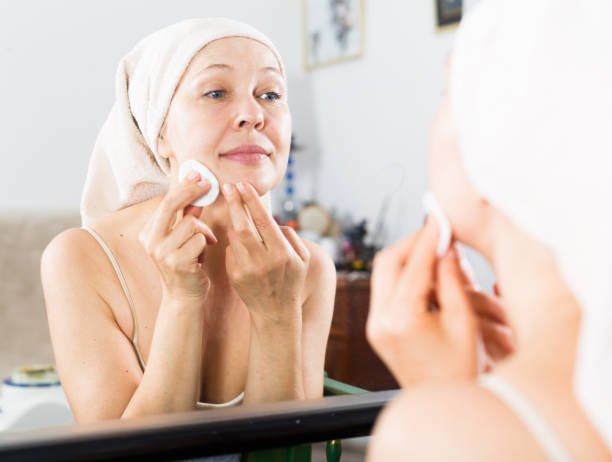 istock Woman cleaning face 913291500