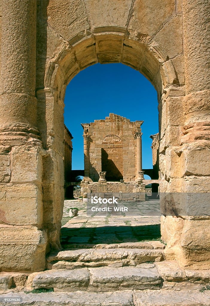 O Templo vista através do Arco do Triunfo, Sufetula - Foto de stock de Antigo royalty-free