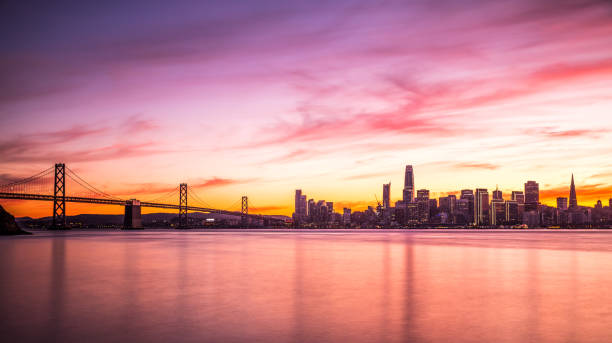 moderne futuristische downtown san francisco skyline bei nacht - golden gate bridge san francisco county bridge city stock-fotos und bilder