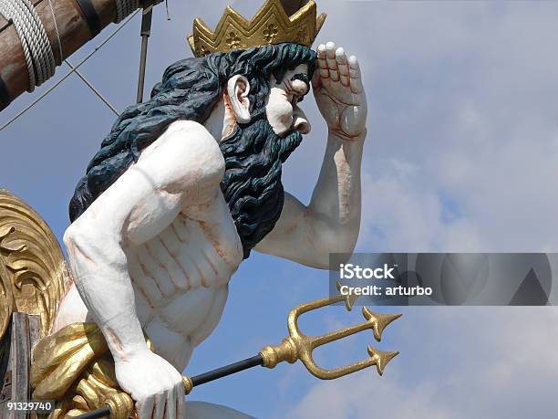 Foto de Estátua Com Tridente Neptun e mais fotos de stock de Analisar - Analisar, Animal, Assistindo