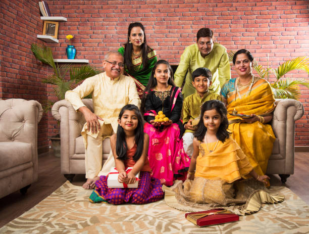 전통적인 입고 소파 실내에 앉아 행복 한 인도 가족의 초상화 - indian culture 이미지 뉴스 사진 이미지
