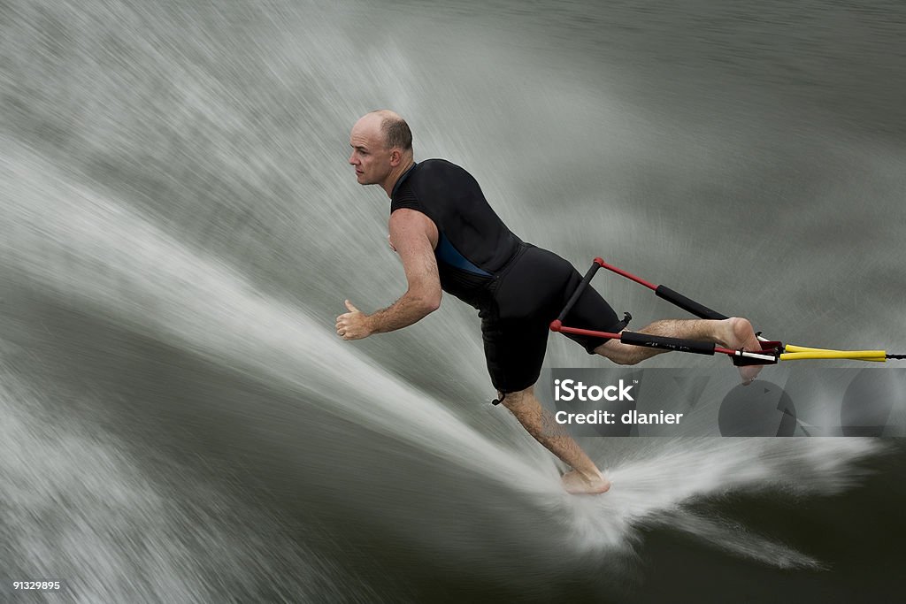 Mężczyzna boso na nartach wodnych do tyłu - Zbiór zdjęć royalty-free (Boso)