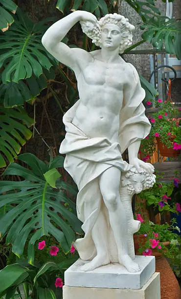 Photo of Ancien statue in the garden