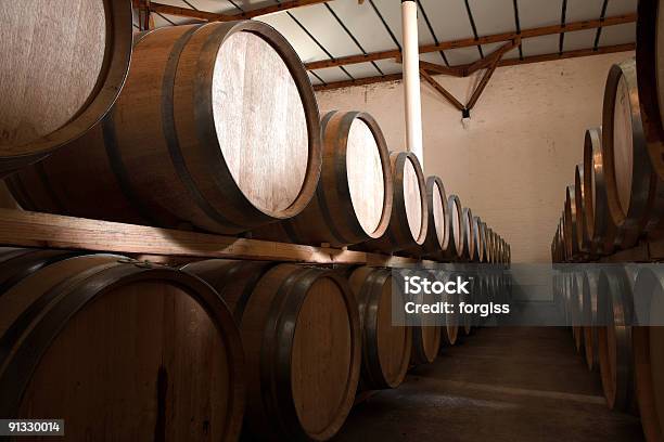 Oak Botti Di Vino Rosso E Brandy Maturazione - Fotografie stock e altre immagini di Barilotto - Barilotto, Brandy, Legno