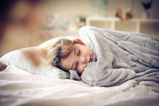sleepy little girl. - sleeping child bedtime little girls imagens e fotografias de stock