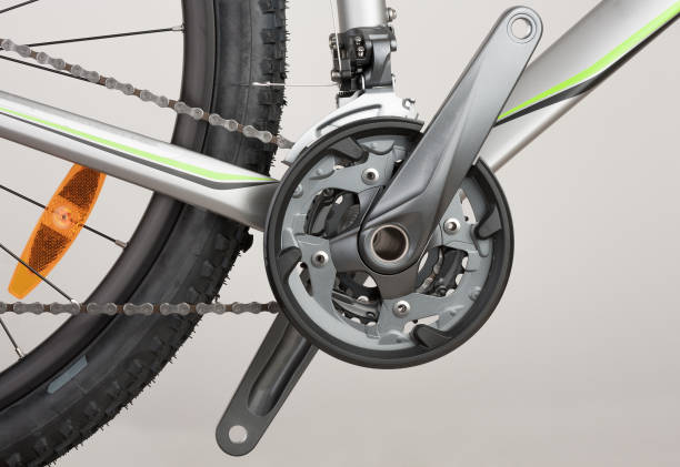 fahrrad-kurbel, kette und umwerfer - bicycle pedal pedal bicycle macro stock-fotos und bilder