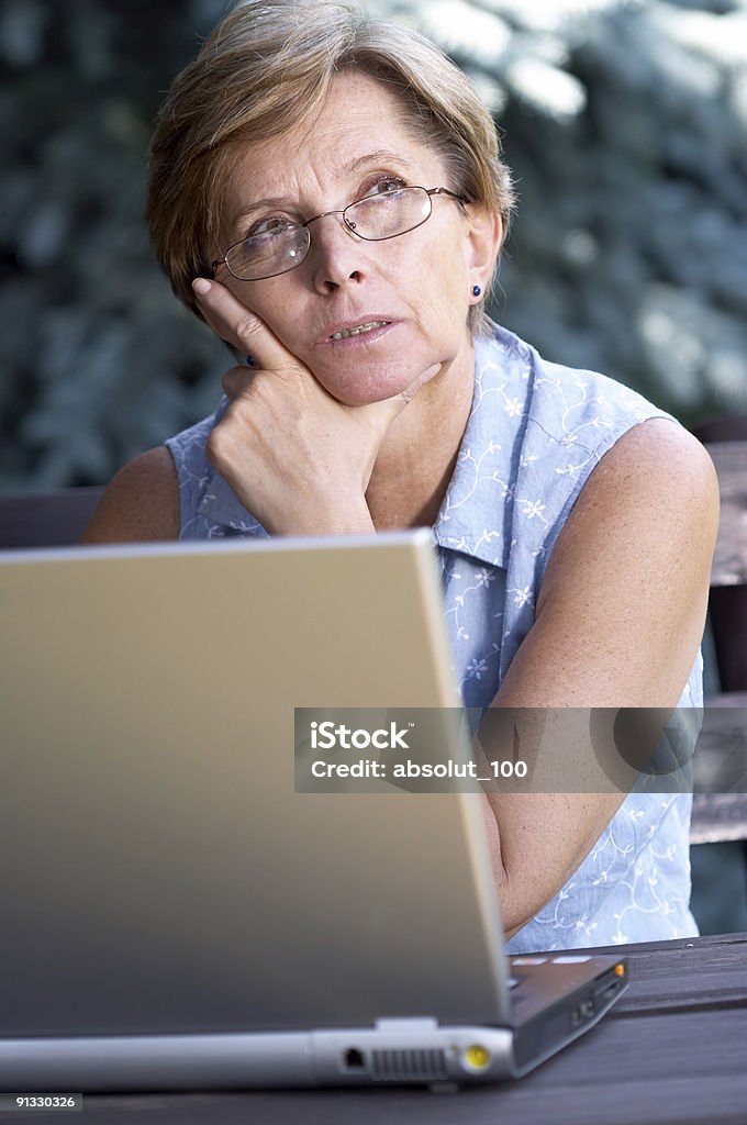 Meados mulher adulta com laptop - Foto de stock de 50 Anos royalty-free