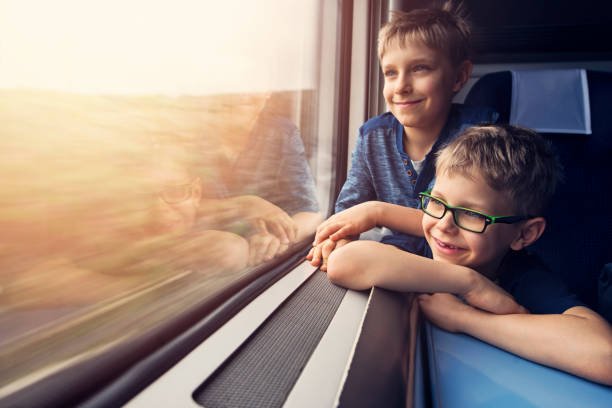kleine brotheres genießen, reisen mit der bahn - eisenbahn stock-fotos und bilder