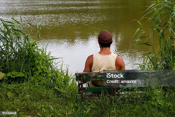 Hombre En El Lago Foto de stock y más banco de imágenes de Adulto - Adulto, Agua, Aire libre