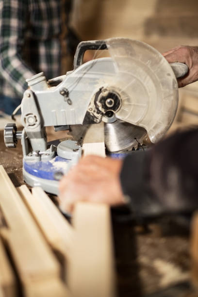 istock Electric hand saw and carpenters 913306852