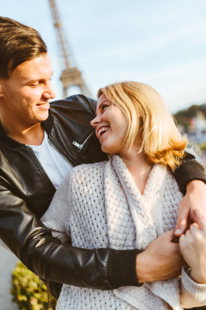 istock couple kissing at the tour eiffel 913307688