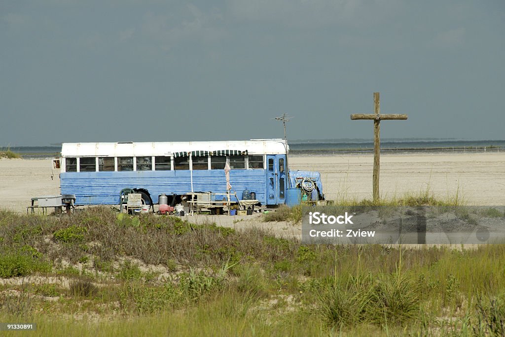 Stary Blue autobusy i duży drewniany Krzyż na plaży - Zbiór zdjęć royalty-free (Autobus)