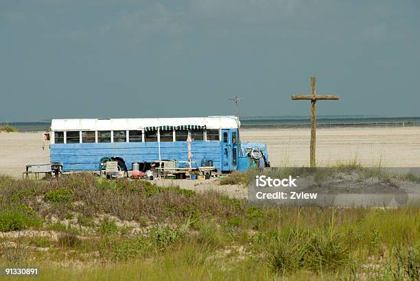 Stary Blue Autobusy I Duży Drewniany Krzyż Na Plaży - zdjęcia stockowe i więcej obrazów Autobus