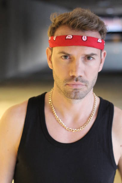 istock Confident rapper isolated on the street 913309094