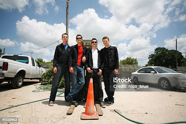 男性のグループ - 男性のストックフォトや画像を多数ご用意 - 男性, 革, SUV