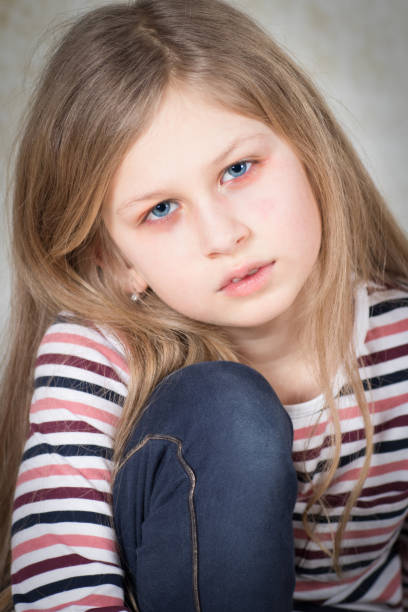 dziewczynka cierpiąca na alergię i podrażnione oczy - conjunctivitis sore eyes child human eye zdjęcia i obrazy z banku zdjęć