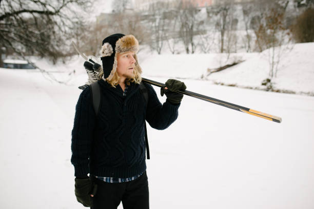 istock Man with Hockey Gear in Winter 913311628