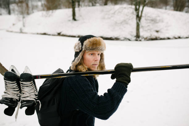 istock Man with Hockey Gear in Winter 913311638