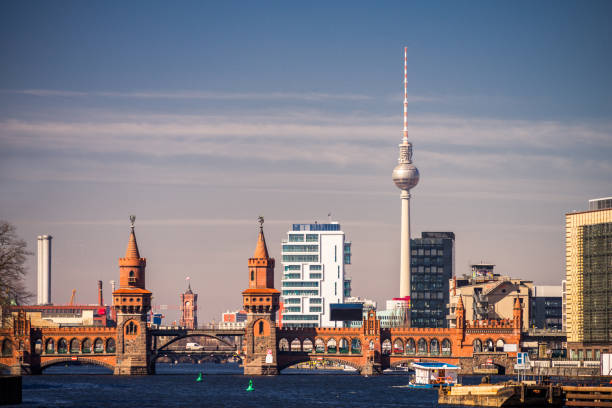 istock Berlin Kreuzberg Oberbaumbridge 913311712