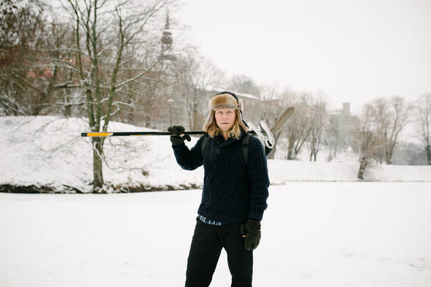 istock Man with Hockey Gear in Winter 913311872