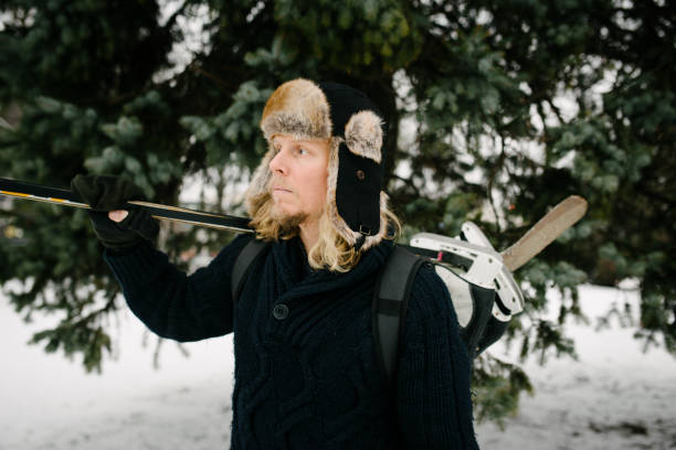 istock Man with Hockey Gear next to Spruce Tree 913311926